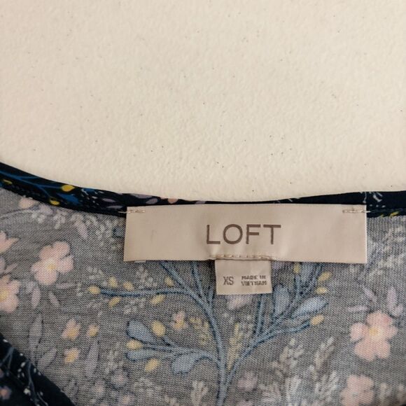 Loft T-Shirt Women's XS Blue Floral Long Sleeve V-Neck Printed Shirt Top Casual - Picture 5 of 7